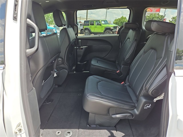 2025 Chrysler Pacifica photo 18