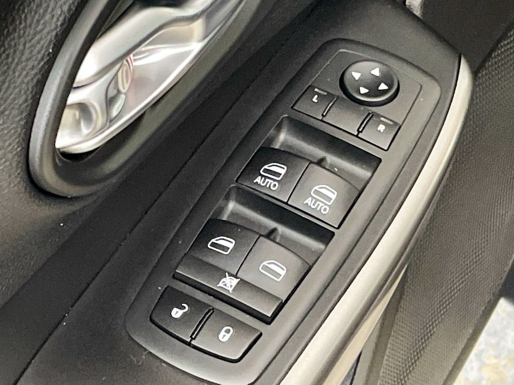 2020 Jeep Cherokee Limited photo 18