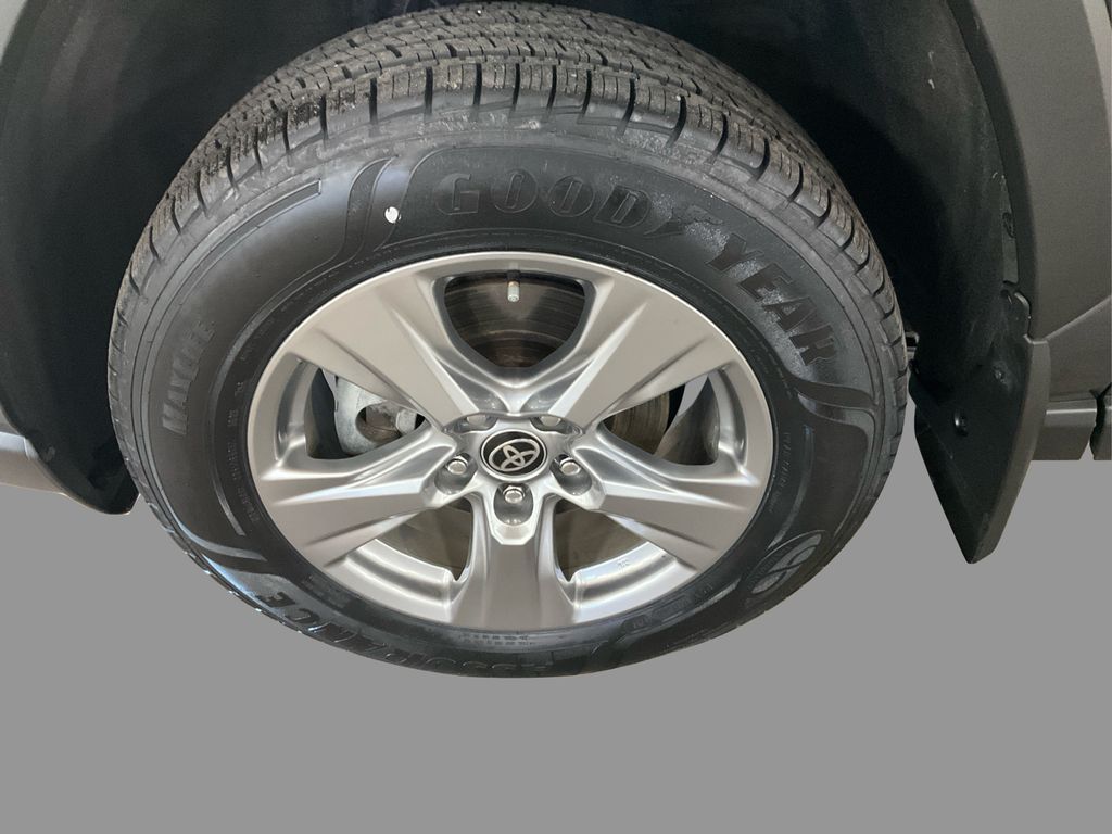 2023 Toyota RAV4 XLE photo 21