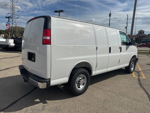 2025 Chevrolet Express Cargo 3500 photo 4
