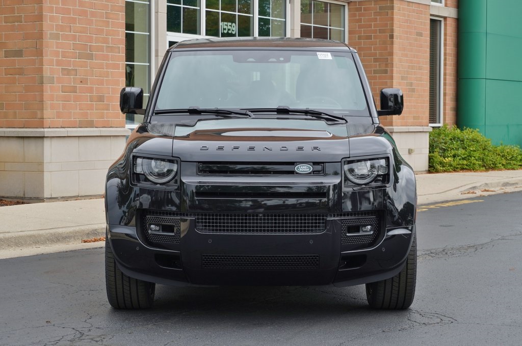 2025 Land Rover Defender 110 X-Dynamic SE photo 3
