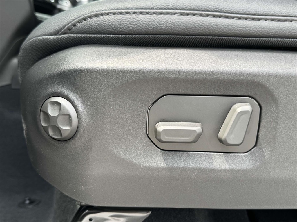 2025 Jeep Wrangler Sahara photo 28