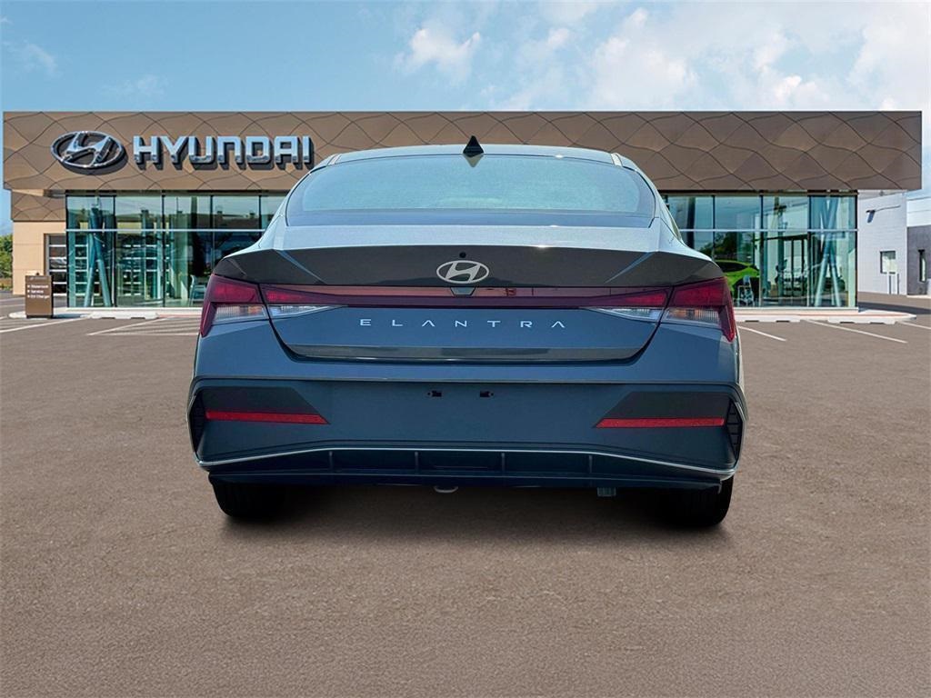 2025 Hyundai Elantra SE photo 4