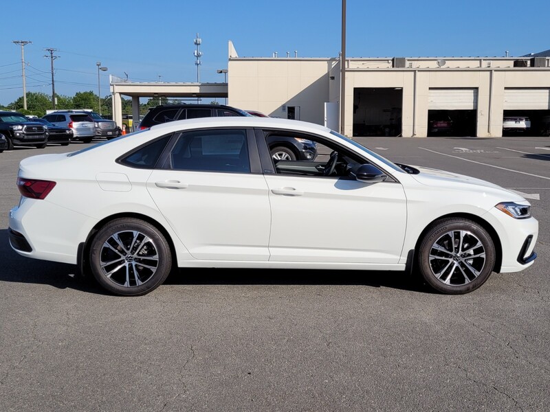 2025 Volkswagen Jetta Sport photo 2