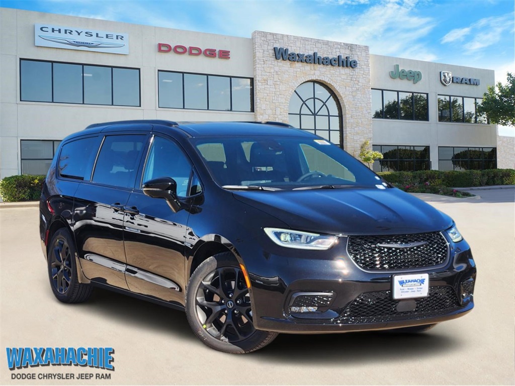 2026 Chrysler Pacifica Select's photo