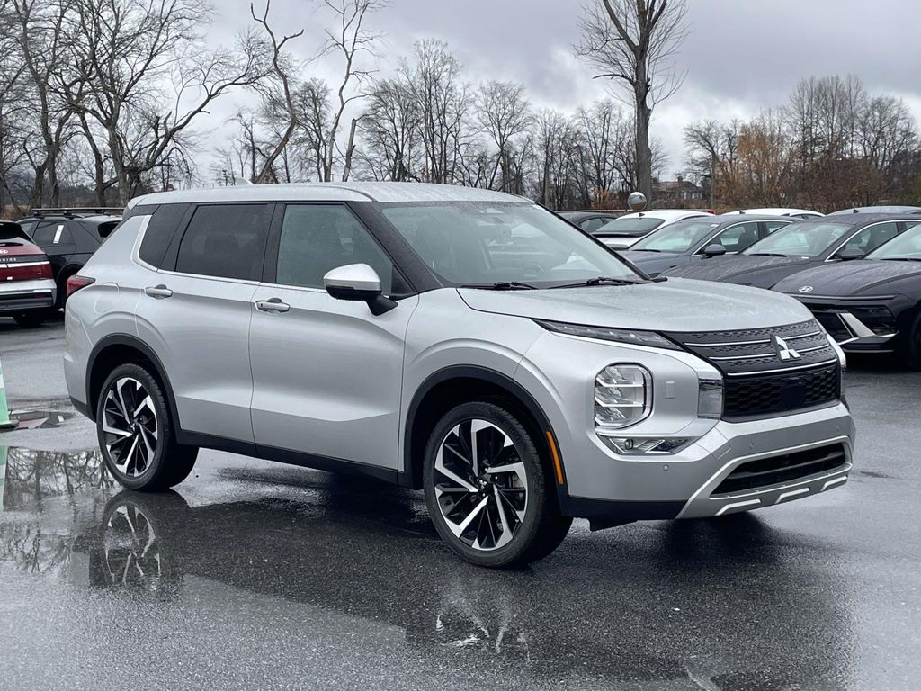 2023 Mitsubishi Outlander SE's photo