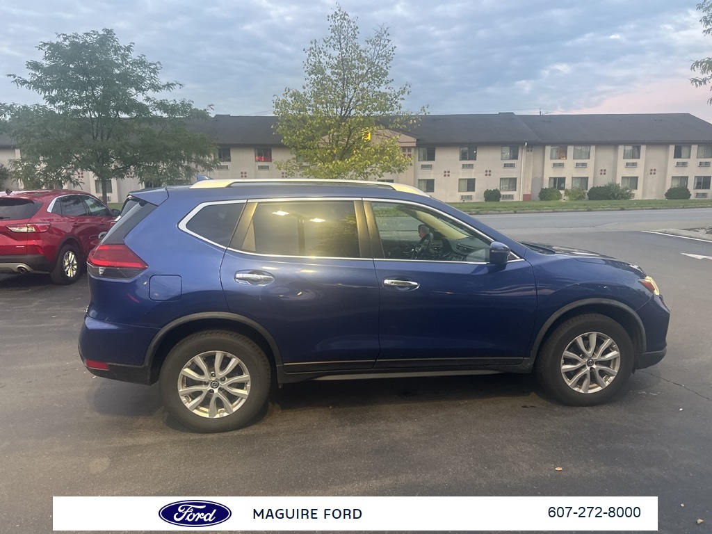 2019 Nissan Rogue SV photo 3