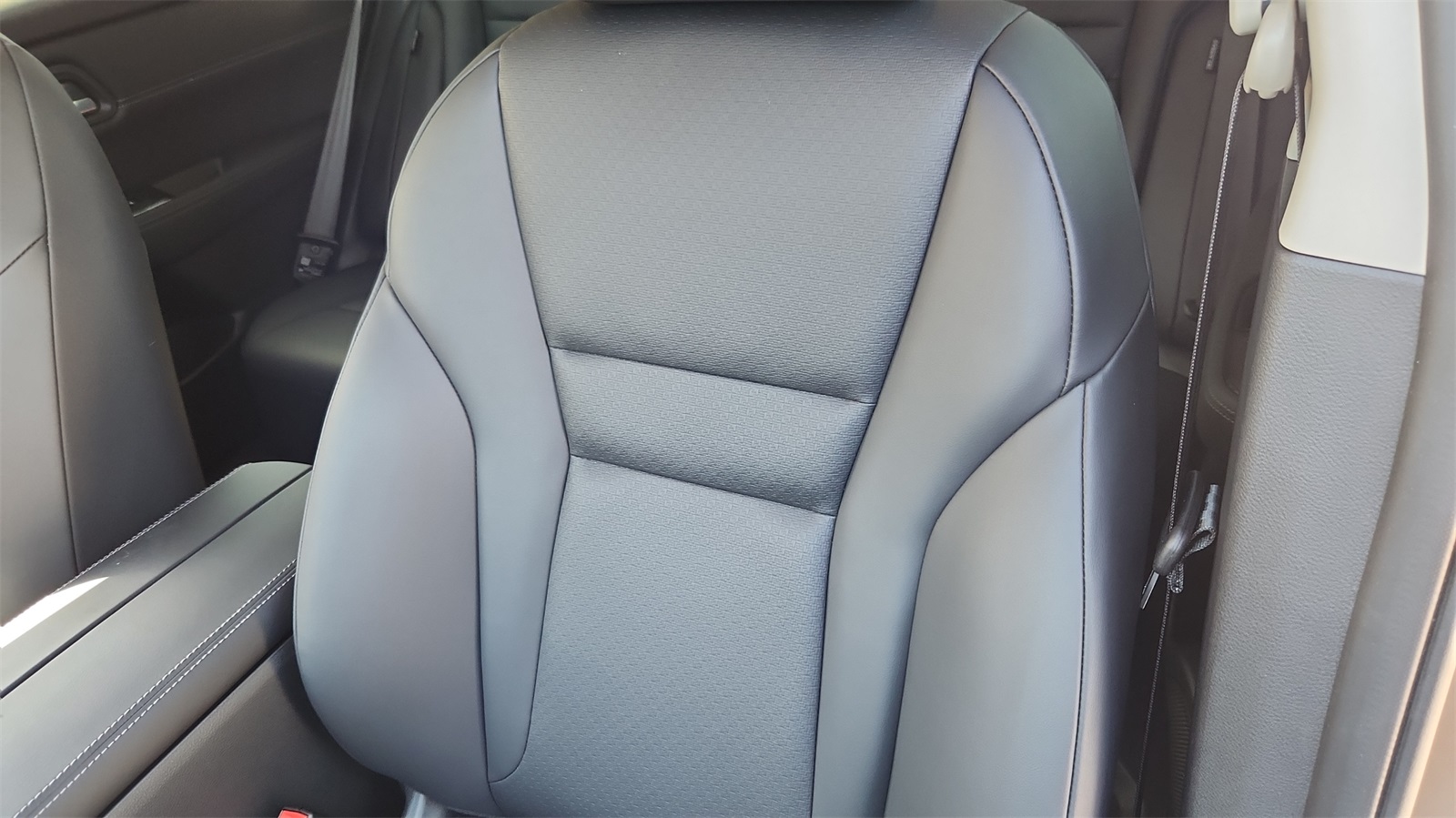 2025 Nissan Rogue SV photo 9