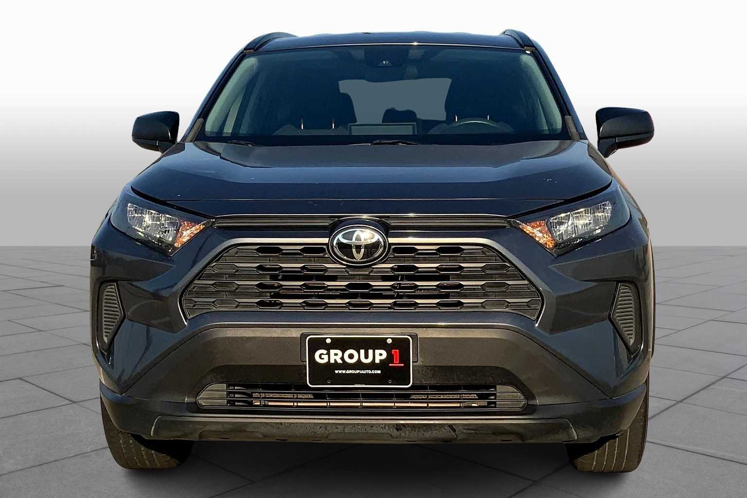 2021 Toyota RAV4 LE photo 3