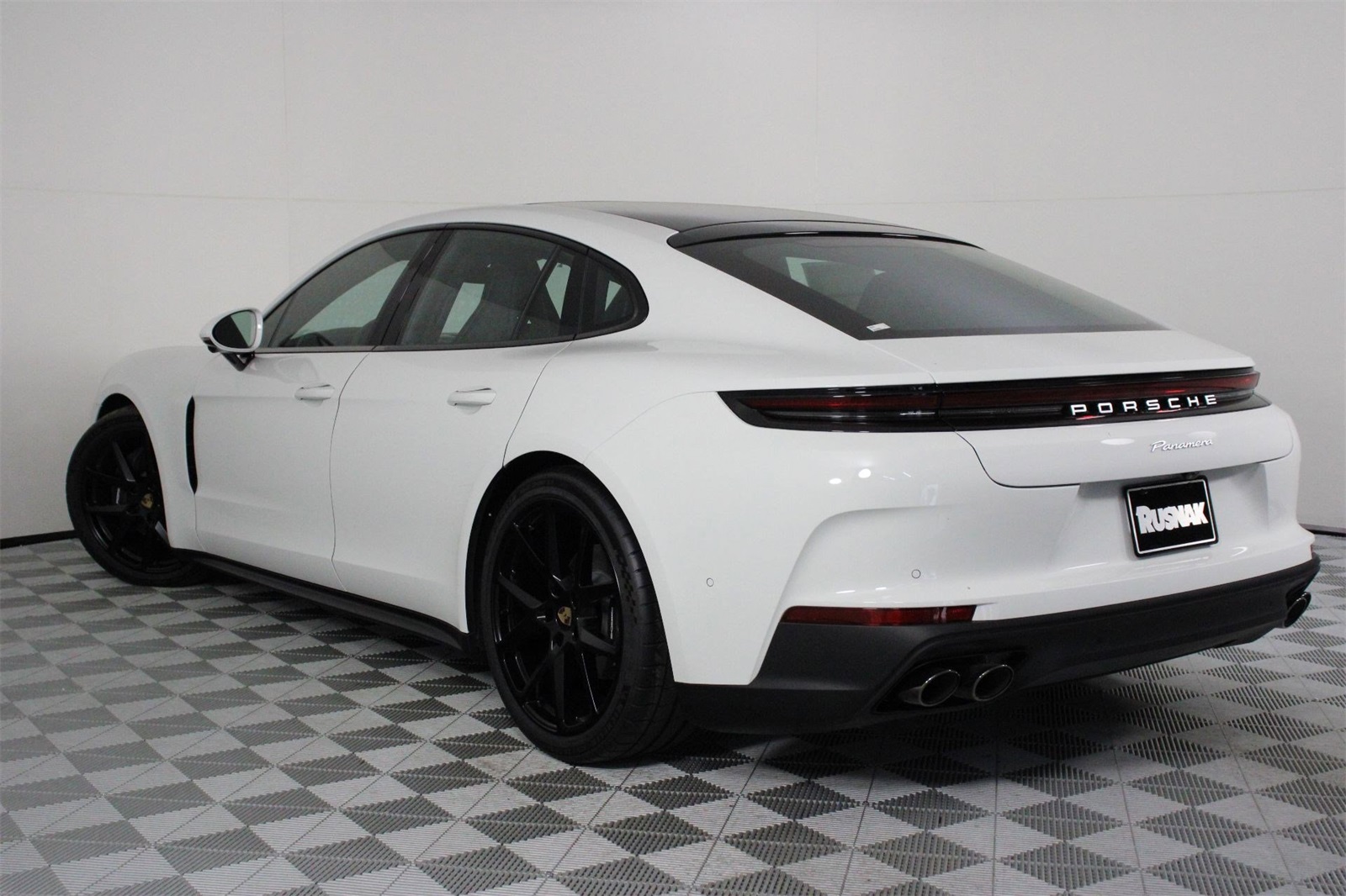 2025 Porsche Panamera 4 photo 3