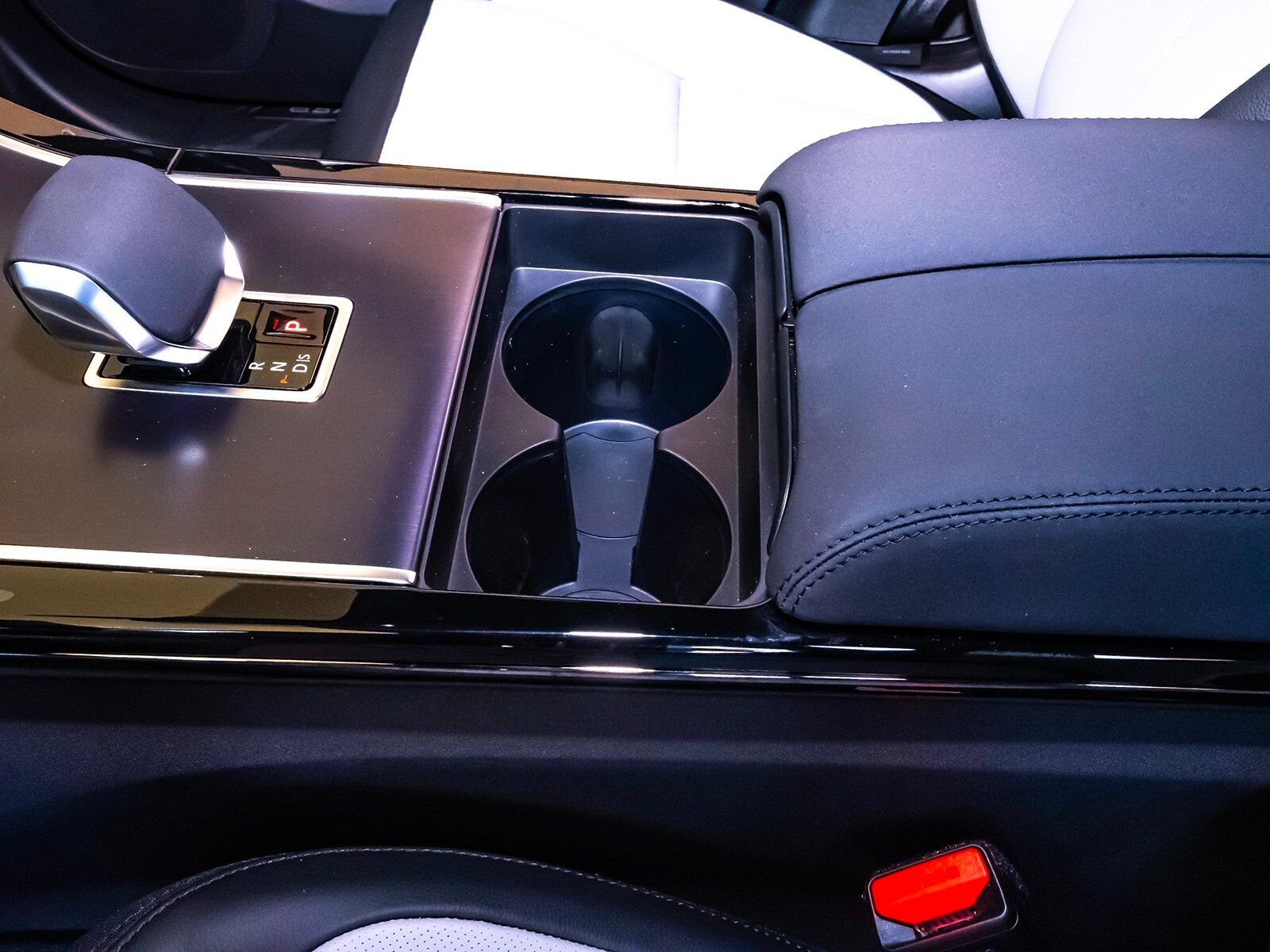 2026 Land Rover Range Rover Velar SE photo 28