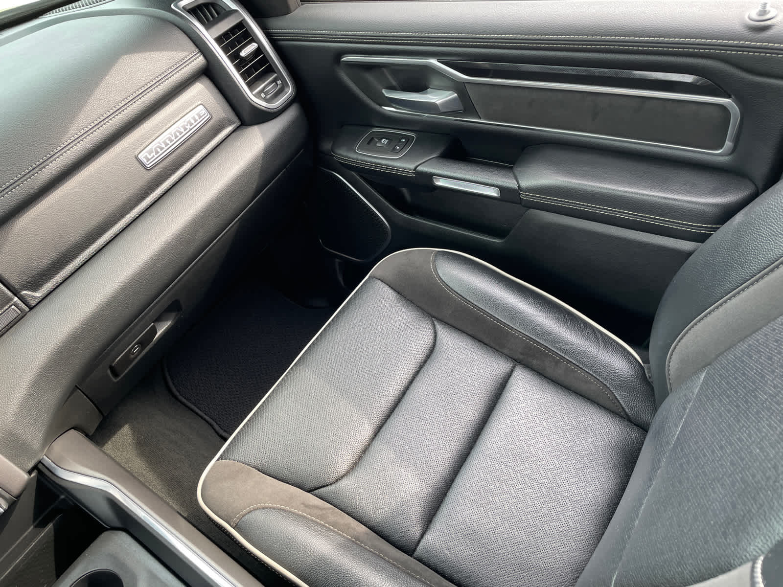 2022 Ram 1500 Laramie photo 16
