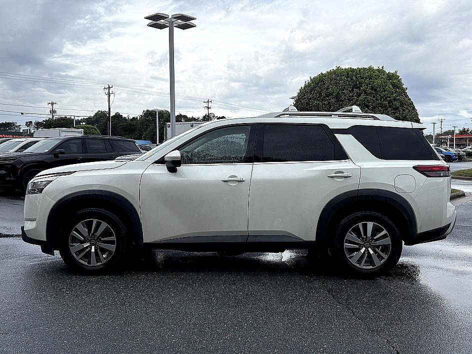 2023 Nissan Pathfinder SL photo 2