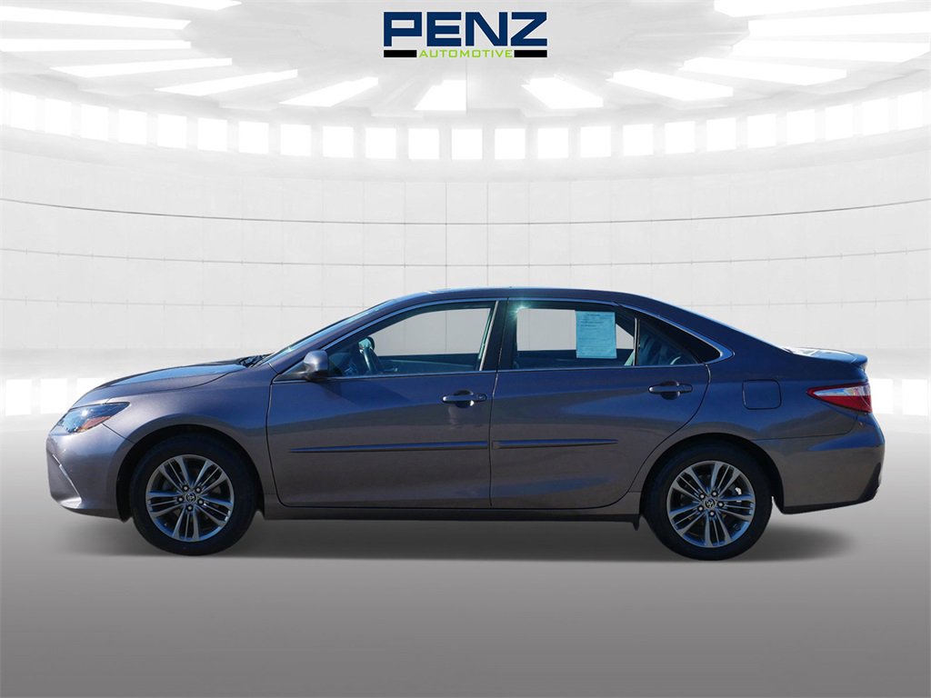 2016 Toyota Camry XLE photo 2