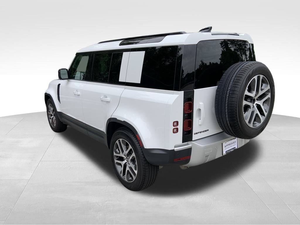 2025 Land Rover Defender 110 S photo 6