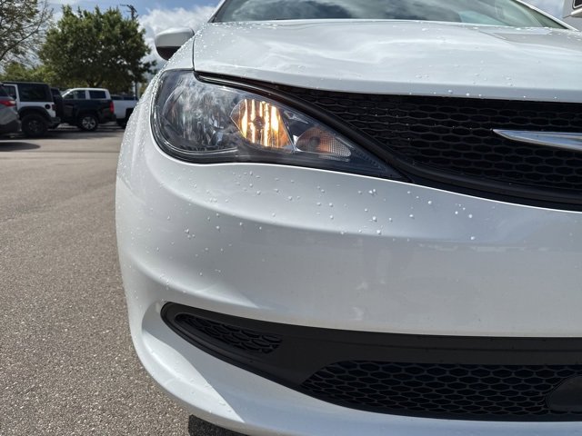 2023 Chrysler Voyager LX photo 9