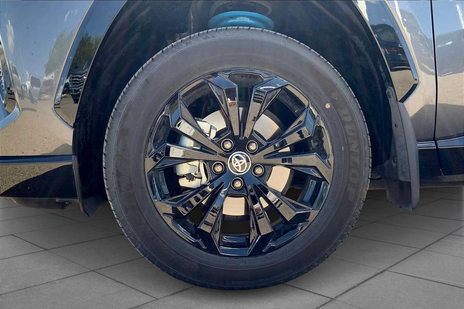 2024 Toyota RAV4 Hybrid SE photo 4