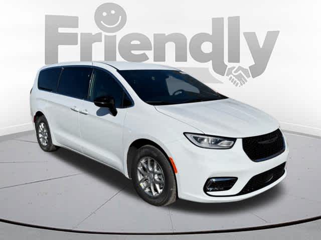 2026 Chrysler Pacifica Select's photo