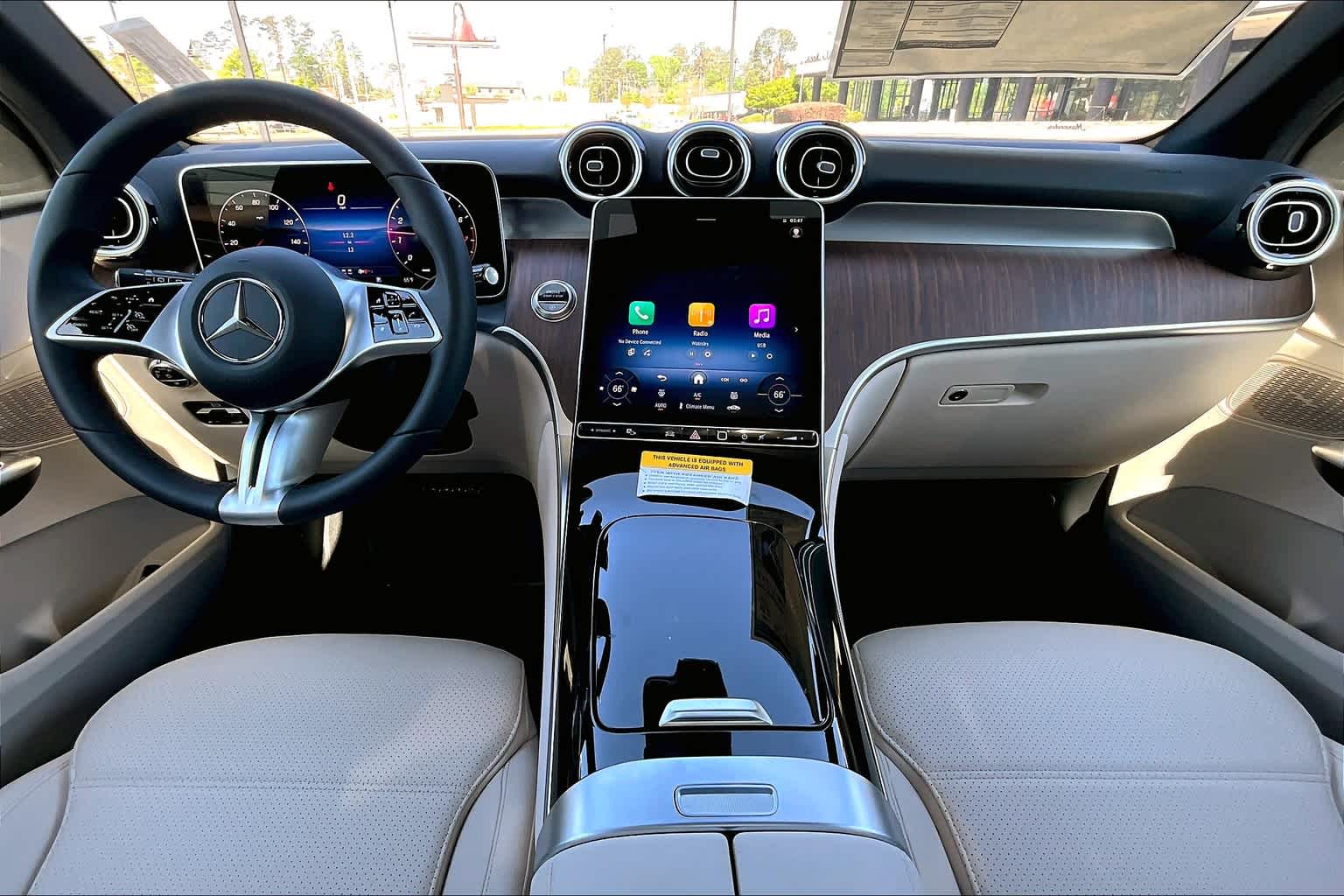 2025 Mercedes Benz GLC 300 photo 5