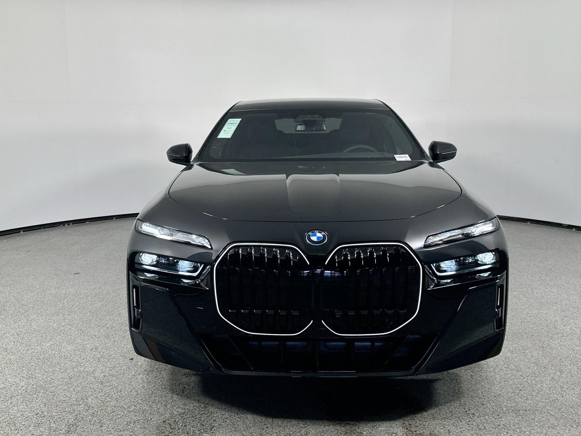 2026 Bmw 750e photo 2
