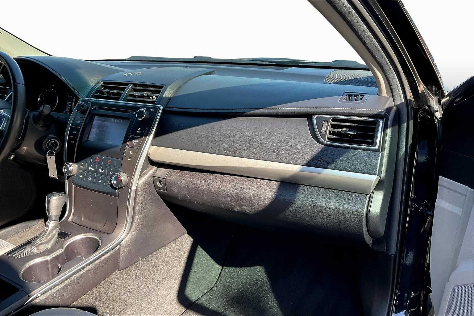 2017 Toyota Camry SE photo 18