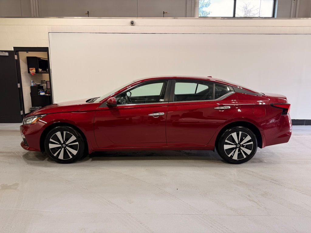 Used 2021 Nissan Altima SV with VIN 1N4BL4DW8MN406872 for sale in Golden Valley, Minnesota