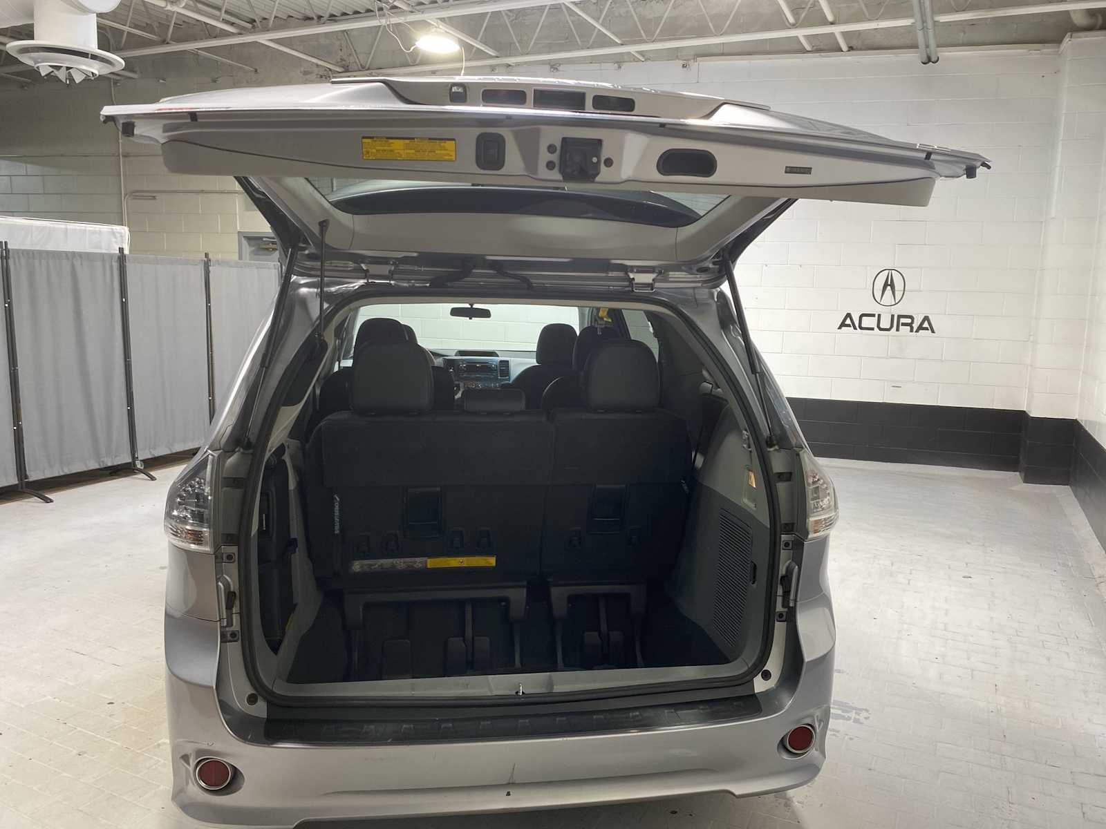 2011 Toyota Sienna SE photo 19
