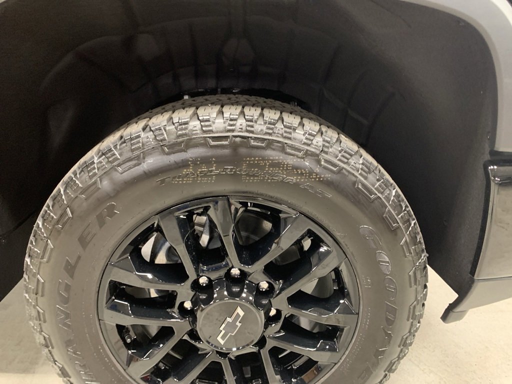 2025 Chevrolet Silverado 2500HD High Country photo 9