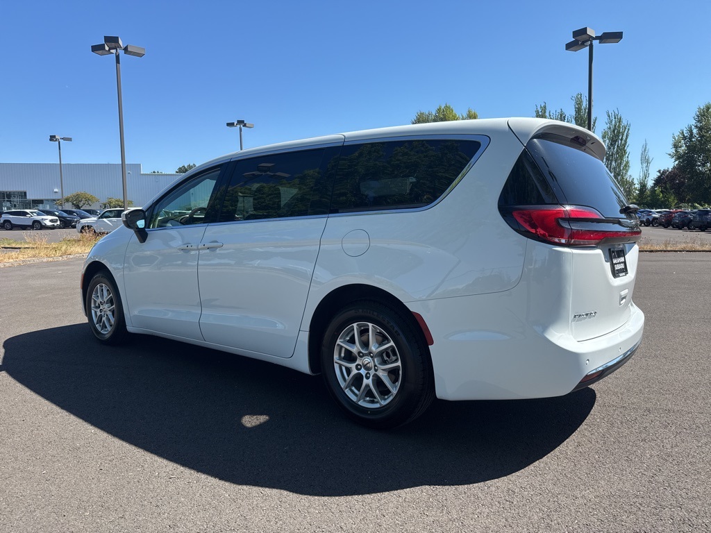 2023 Chrysler Pacifica Touring L photo 5