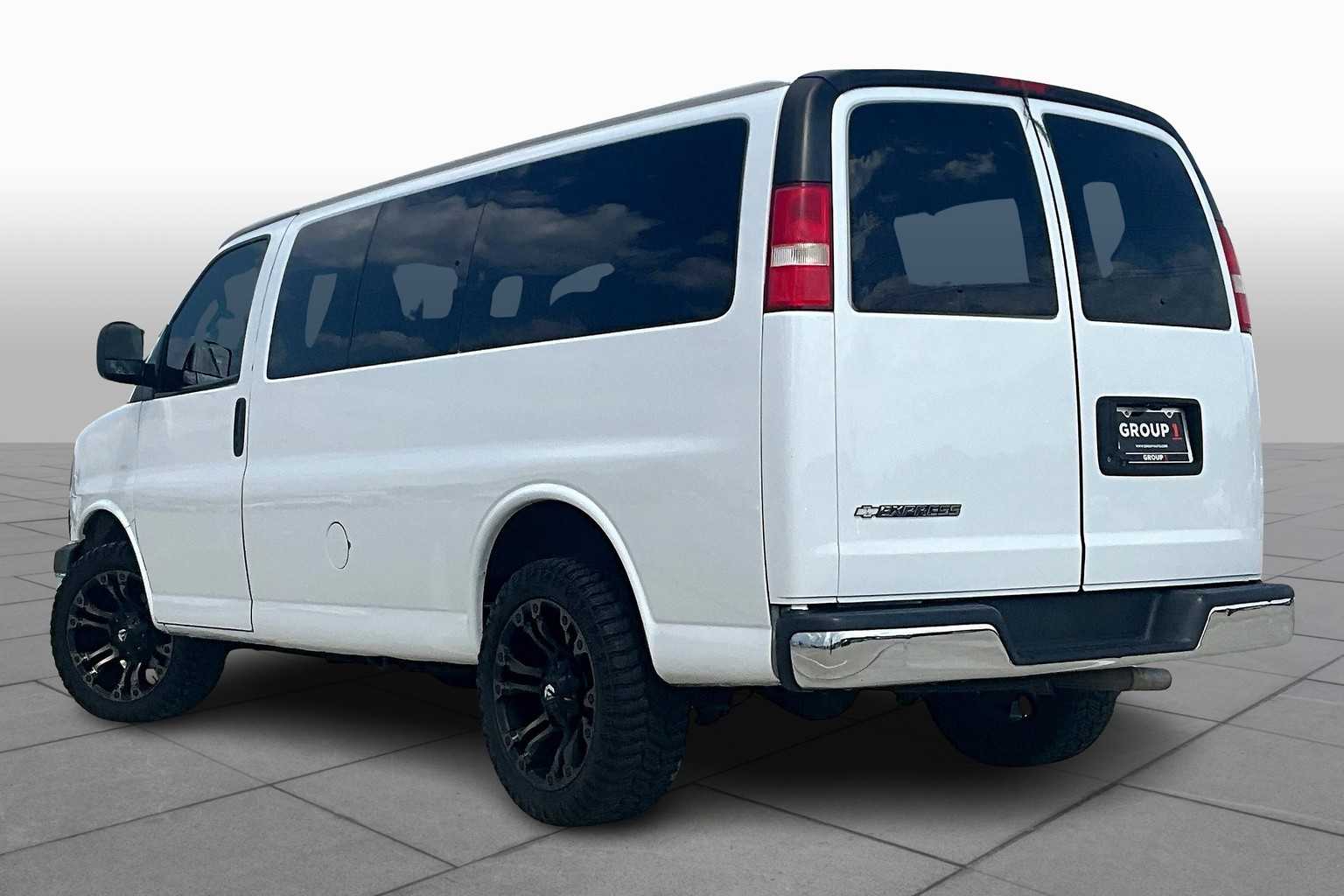 2018 Chevrolet Express Passenger LT photo 10