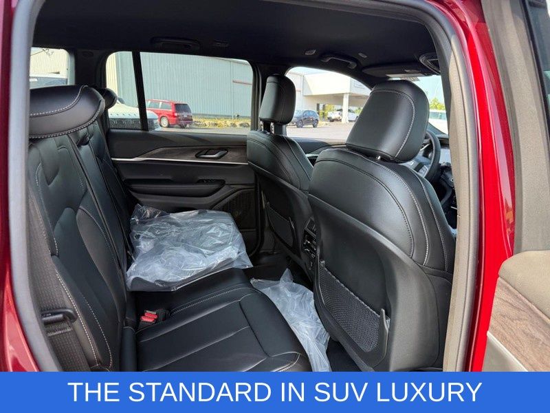 2025 Jeep Grand Cherokee Limited photo 3