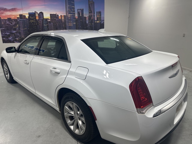 2023 Chrysler 300 Touring photo 5