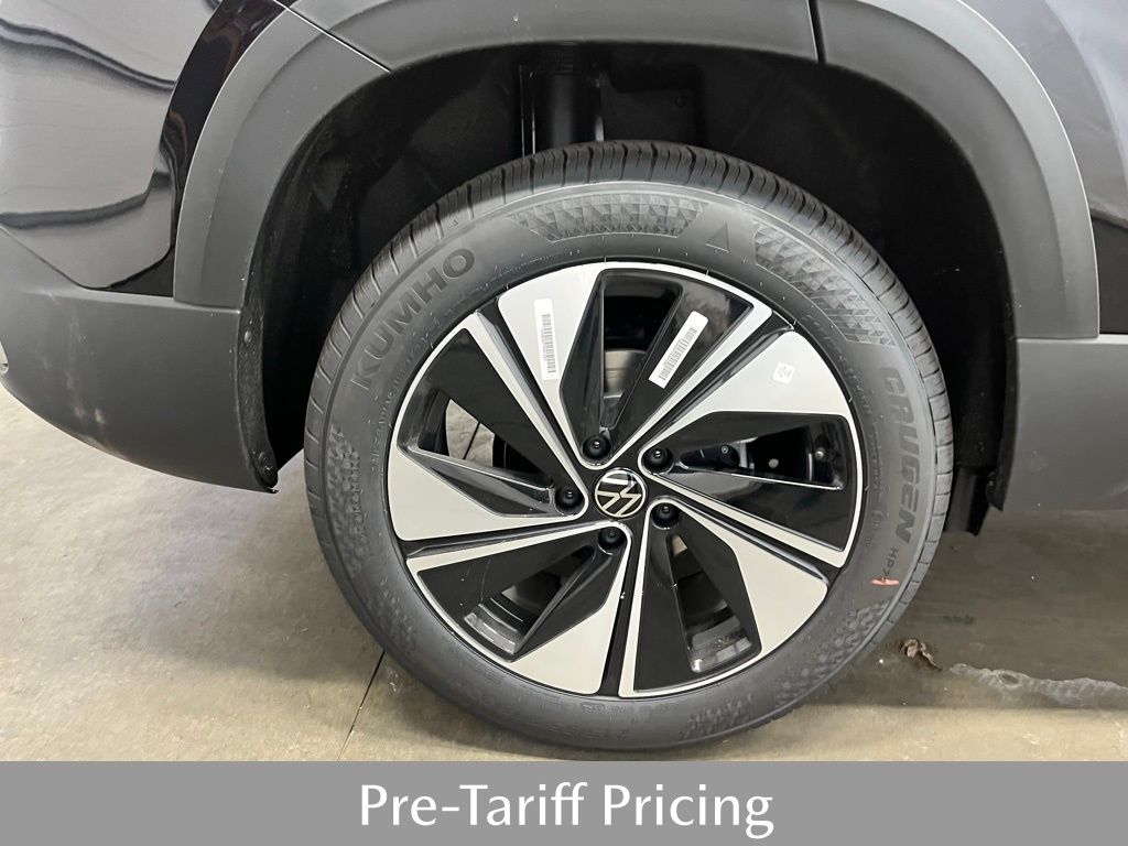 2025 Volkswagen Taos SE photo 3