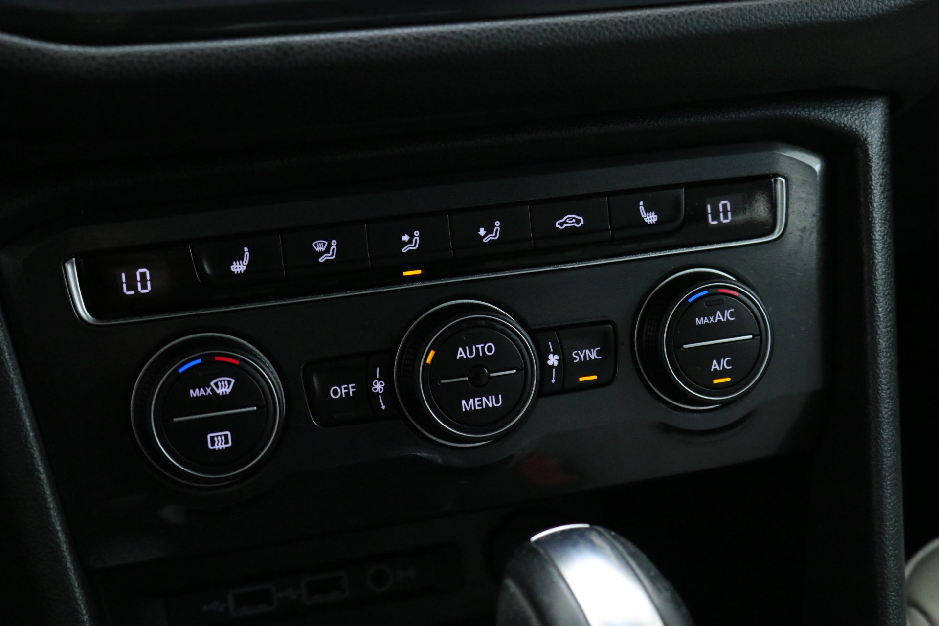 2019 Volkswagen Tiguan SEL R-Line photo 17