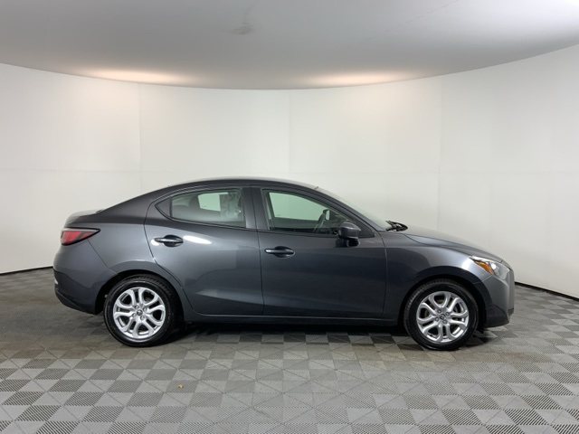 2017 Toyota Yaris iA Base photo 4