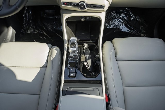 2026 Volvo XC40 AWD photo 23