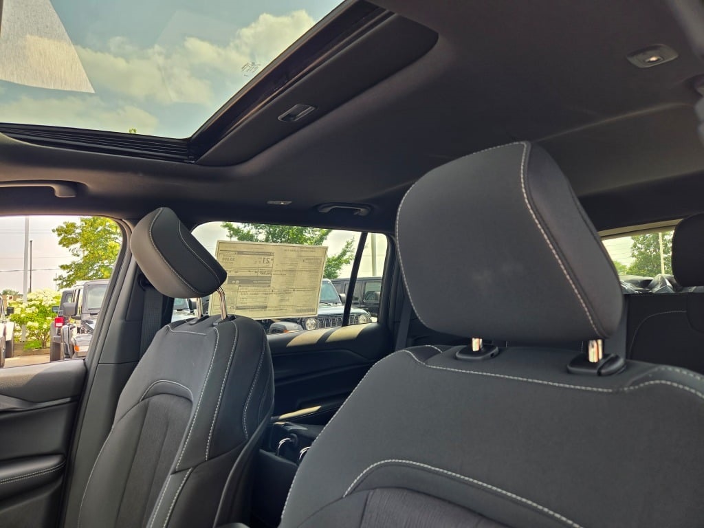 2025 Jeep Grand Cherokee Laredo photo 23