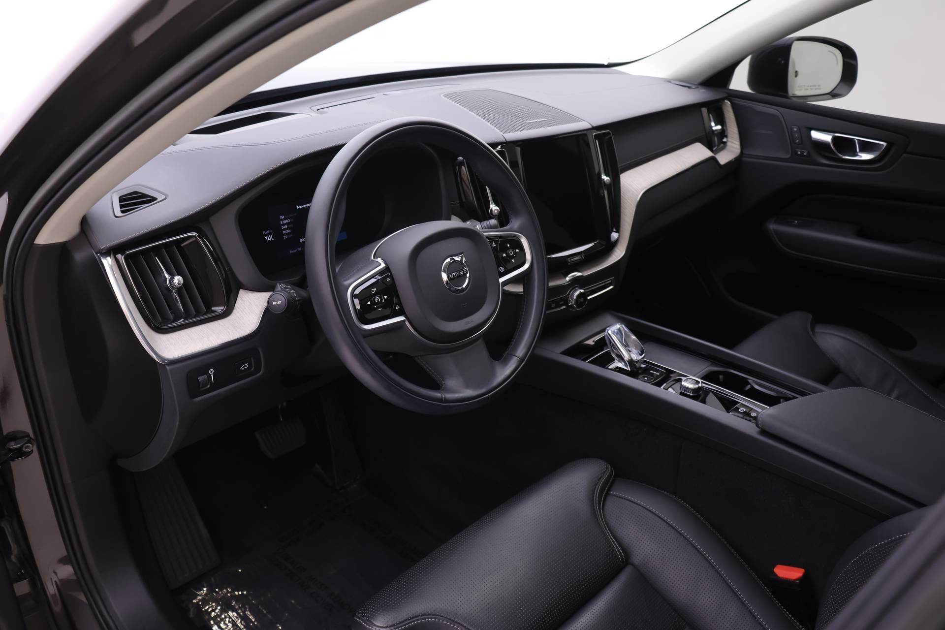 2022 Volvo XC60 B5 Inscription photo 9