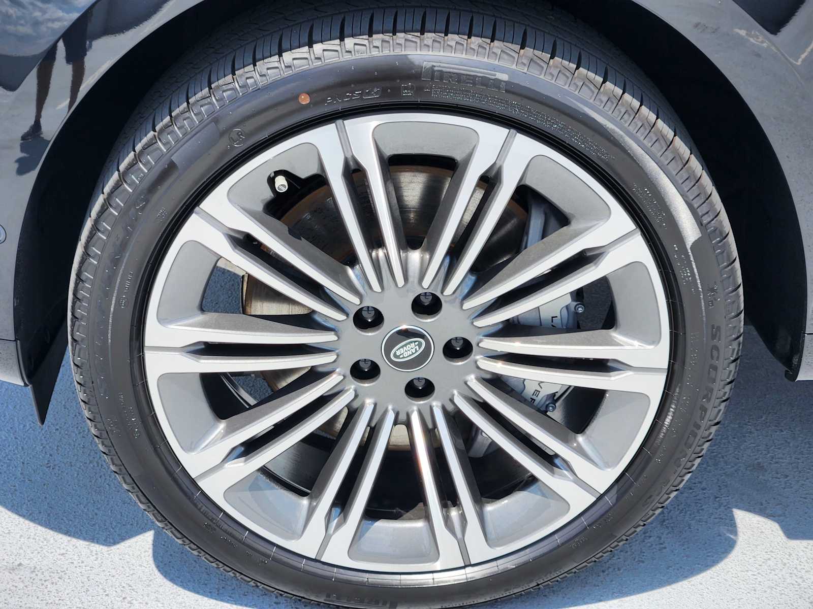 2025 Land Rover Range Rover SE photo 9