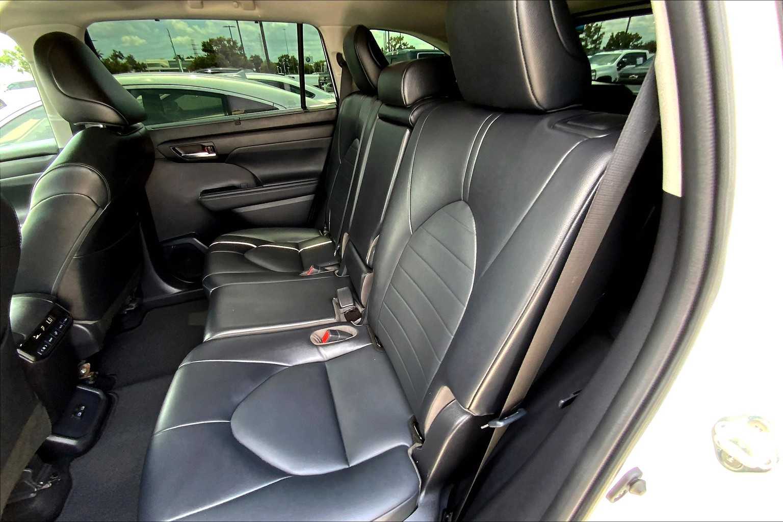 2022 Toyota Highlander XLE photo 18
