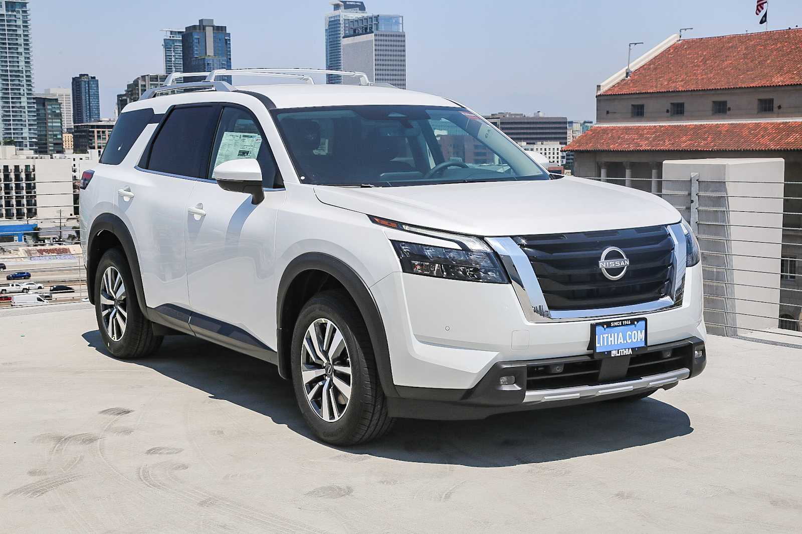 2025 Nissan Pathfinder SL photo 2