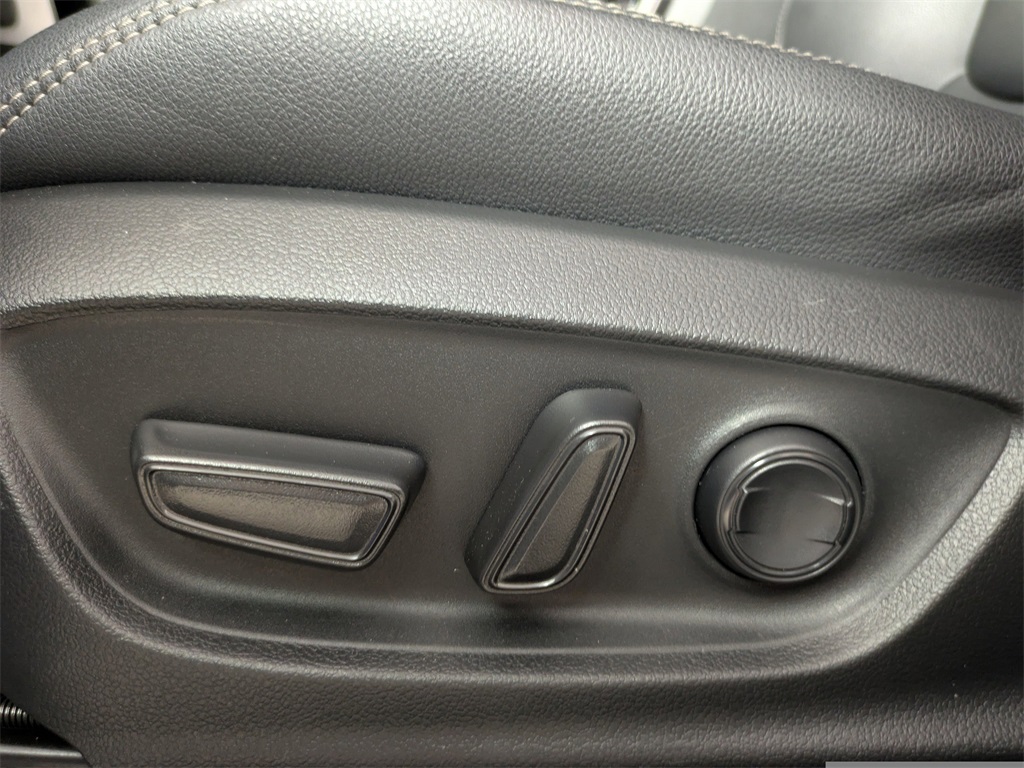 2023 Toyota Corolla Cross XLE photo 17