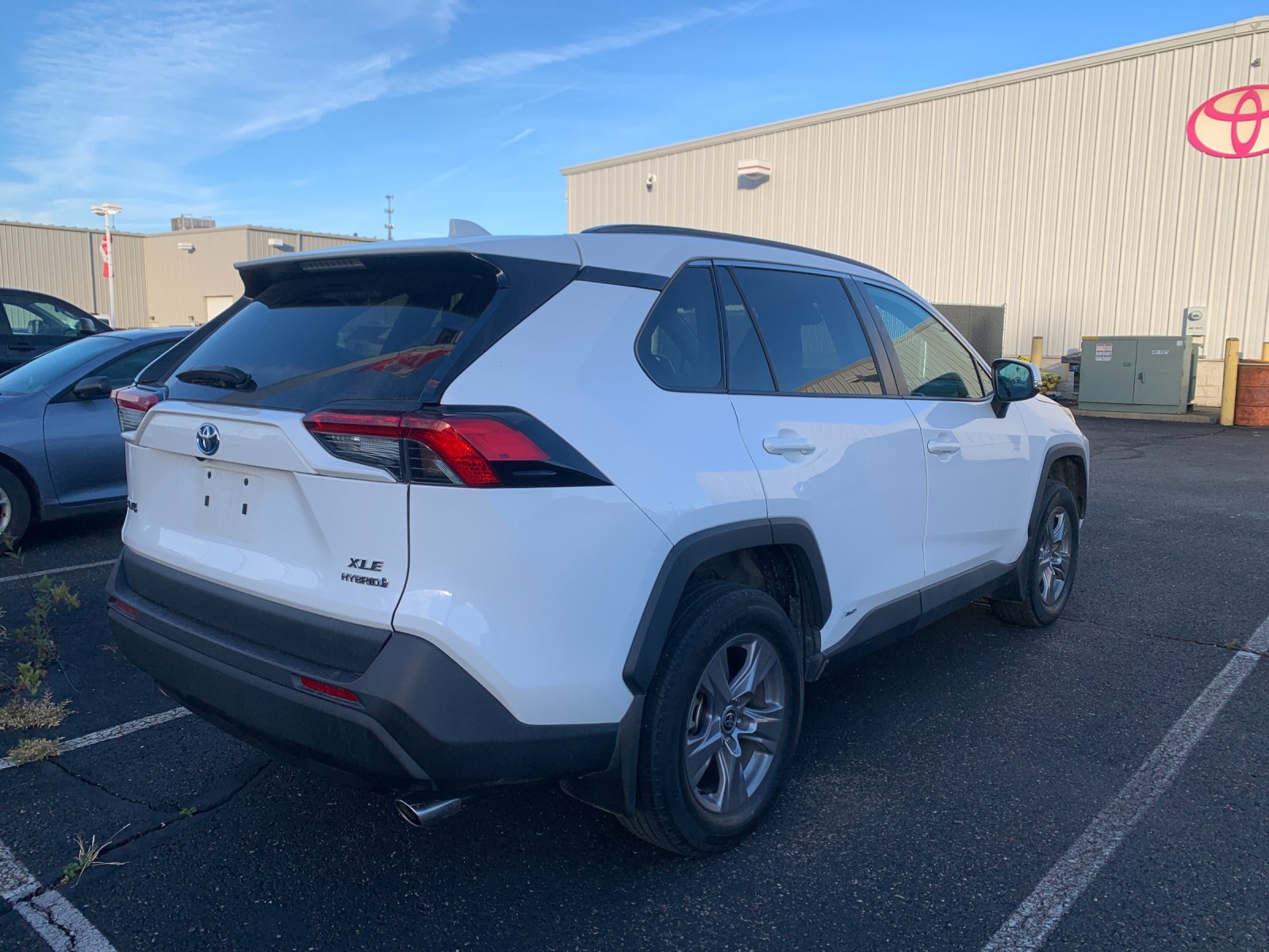 2022 Toyota RAV4 Hybrid XLE photo 2