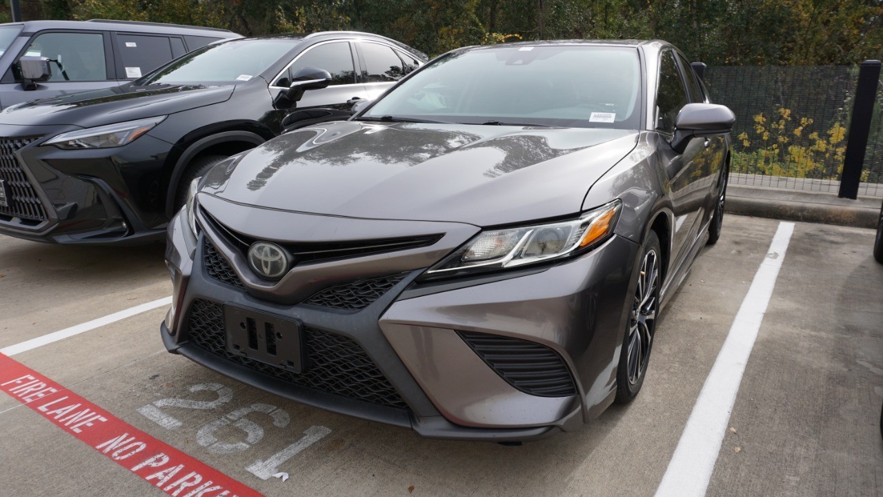 2020 Toyota Camry SE's photo