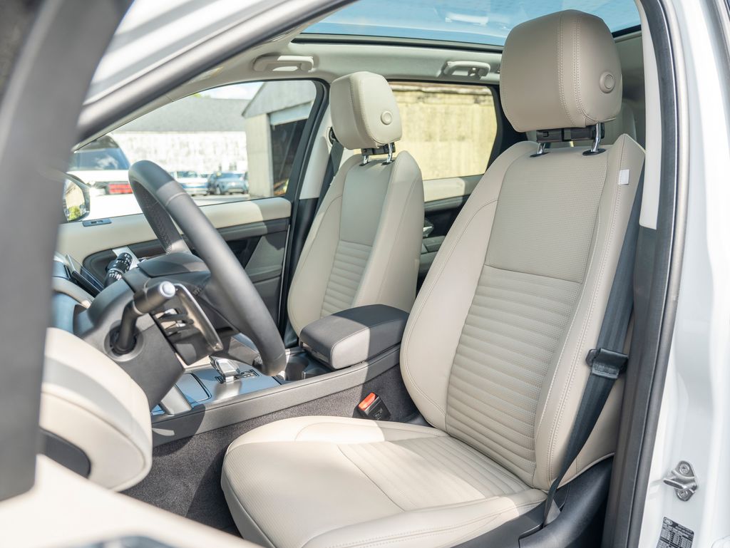 2024 Land Rover Discovery Sport S photo 18