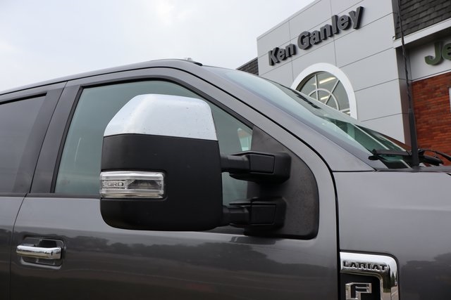2022 Ford F-350 Lariat photo 2