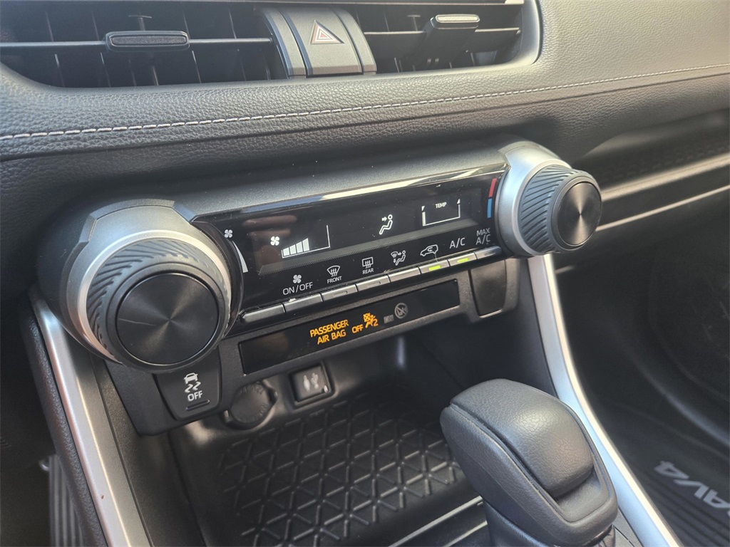 2019 Toyota RAV4 LE photo 17