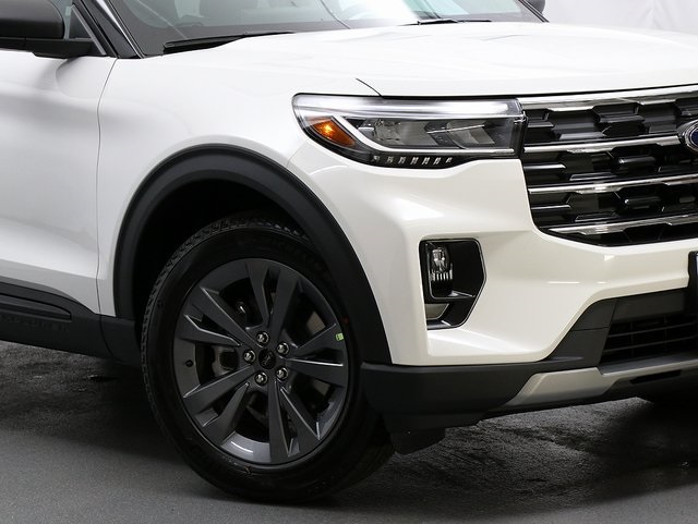 2026 Ford Explorer photo 2