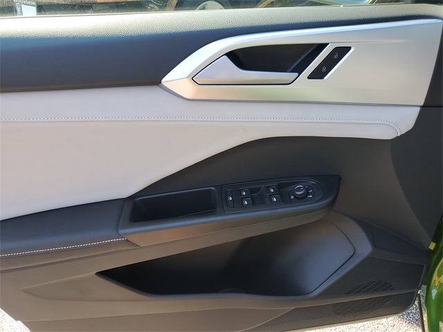 2025 Volkswagen Taos SE photo 20