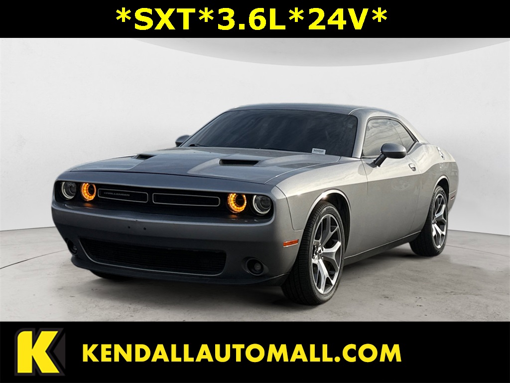 2016 Dodge Challenger SXT's photo
